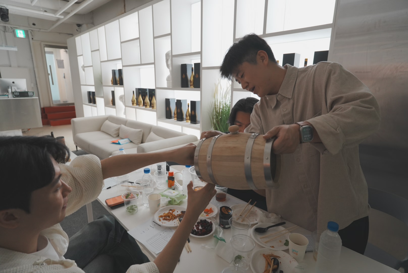 작은 오크통에서 따르는 장면
